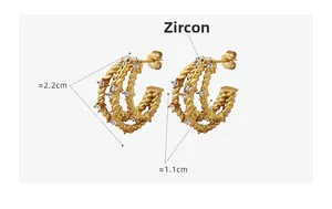 Détail des boucles d'oreilles torsadées dorées avec zircons et mesures de 2,2 cm
