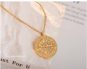 Nahaufnahme der 18K vergoldeten Sternzeichen-Halskette mit Sonnenstrahl-Design und Zirkonia