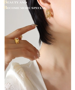 Détails de boucles d'oreilles créoles dorées multicouches avec incrustations de zircon