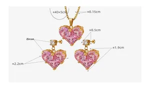 Detailansicht des rosa Herz-Zirkonia Schmucksets mit Halskette und Ohrringmaßen