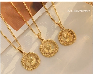 Détail de colliers dorés avec pendentifs de pièces de monnaie gravés de la Reine