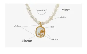 Détail du collier de perles d'eau douce baroques avec pendentif rose dorée et nacre
