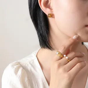 Ensemble de boucles d'oreilles et bagues dorées avec pierres œil de tigre style rétro