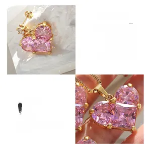 Makro-Detail von herzförmigem rosa Zirkon Anhänger und Ohrringen auf weißem Stein