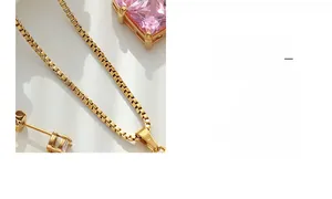 Detail eines rosa Zirkon-Anhängers im Prinzessschliff und Ohrring-Set mit 18K Goldkette