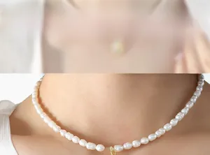 Détail du collier de perles baroques avec pendentif floral en relief doré et zircon