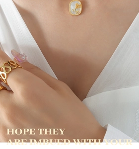 Détails du collier baroque français avec pendentif rose et bague avec motifs de cœurs
