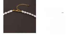 Vue détaillée du collier en perles d'eau douce baroques avec fermoir doré poli