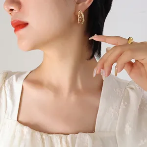 Boucles d'oreilles en C plaquées or avec zircons sertis et texture torsadée