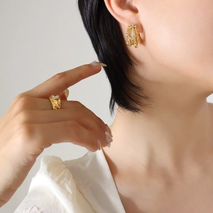 Parure élégante de boucles d'oreilles créoles dorées et bague en zircon pour femme