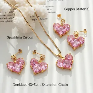 Süßes rosa Herz-Zirkon-Schmuckset mit Kupferhalskette und Ohrringen in einer flachen Ansicht