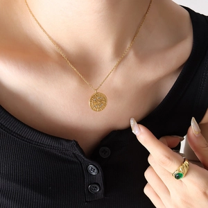 Retro 18K vergoldete Sternzeichen-Halskette und Smaragdring Set am Modell