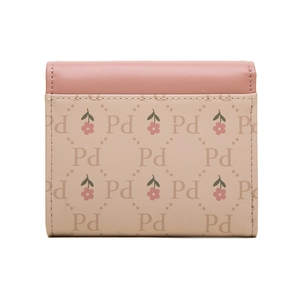 Detailopname van roze en beige drievoudige portemonnee met bloemenprint en fijn stiksel