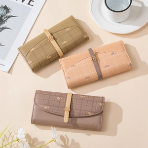 Portefeuille long élégant pour femmes avec motif à carreaux, boucle en métal et design PU