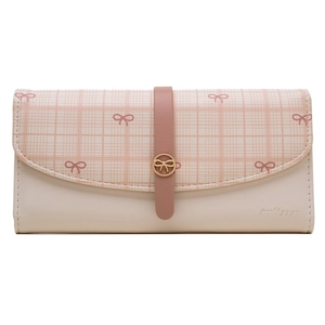 Détail du portefeuille à carreaux beige et rose avec imprimé nœud et boucle en métal