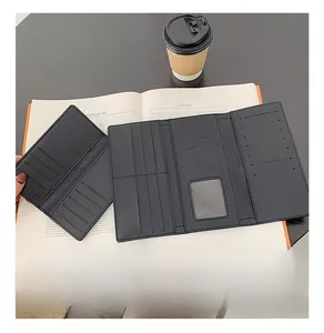 Vue détaillée de l'intérieur d'un portefeuille noir avec emplacements pour cartes et fenêtre