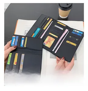 Vue détaillée de l'intérieur d'un portefeuille long en cuir noir avec plusieurs fentes