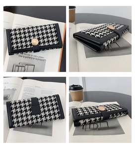 Vues détaillées d'un long portefeuille pied-de-poule avec bordure noire et boucle dorée