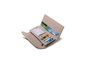 Détails de l'intérieur d'un portefeuille beige pour femme avec de nombreux fentes pour cartes