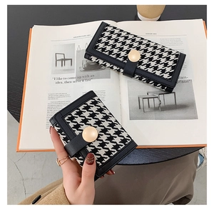 Détails du portefeuille pied-de-poule avec bouton pression doré et bordure en cuir