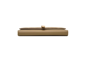 Vue détaillée des coutures latérales et de la boucle dorée du portefeuille long en cuir PU brun