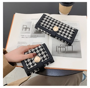 Ensemble de portefeuilles à motif pied-de-poule avec bordure en cuir noir et boutons