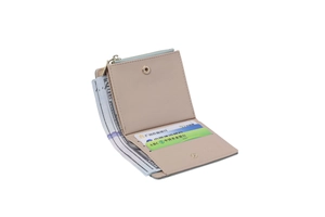 Layout interno del portafoglio pieghevole beige con slot per carte e tasca con zip