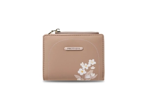 Dettaglio del portafoglio rosa in ecopelle con stampa floreale e zip di PRETTYZYS