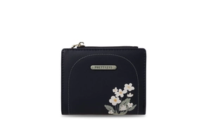 Dettaglio del portafoglio in pelle PU blu con stampa floreale e logo in metallo argento