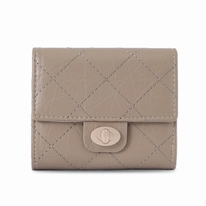 Détail du portefeuille en cuir matelassé gris avec fermoir doré et surpiqûres