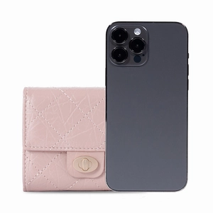 Portefeuille matelassé rose avec fermoir doré et téléphone pour comparer la taille