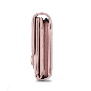 Vue détaillée latérale du portefeuille rose matelassé avec compartiment zippé et couches