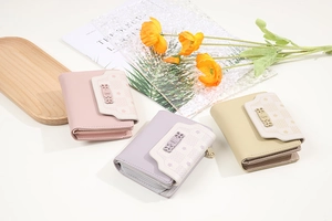Drei kompakte Damen Geldbörsen in Rosa, Lila und Creme mit Vintage Verschluss