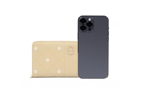 Detailvergleich zwischen langer PU-Ledergeldbörse und iPhone als Größenreferenz