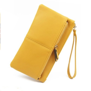 Gros plan du portefeuille en cuir jaune vif avec texture grainée et zip métallique