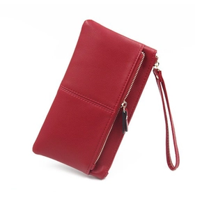 Détail du portefeuille rouge en cuir grainé avec poche zippée latérale et dragonne amovible