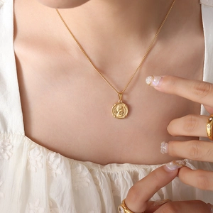 Collier Pendentif Pièce Relief Reine Elizabeth II Vintage Acier Inoxydable Plaqué Or Bijoux Style Cour Française Pour Femmes