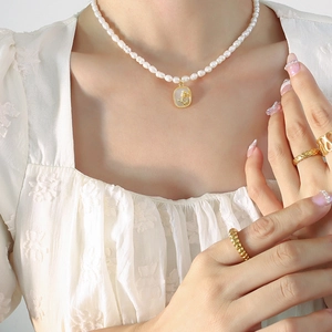 Collier Perles Eau Douce Laiton Rose Relief Pendentif Ovale Nacre Vintage Style Français Femmes Élégant Baroque