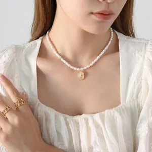 Collier en perles d'eau douce baroques avec pendentif rose et bague ajourée dorée