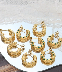Détails de boucles d'oreilles C vintage plaquées or 18 carats avec zircons verts et blancs