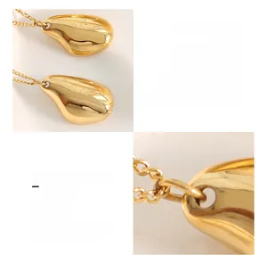 Détail macro d'un collier en acier titane plaqué or 18K avec pendentif géométrique
