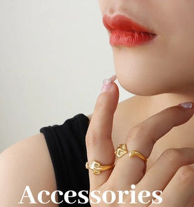 Detailed close-up of a gold-plated fox ring with polished finish on a model hand
