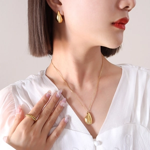 Parure De Bijoux Pour Femme Collier Pendentif Goutte D'eau Et Boucles D'oreilles Acier Titane Plaqué Or 18K Design Irrégulier
