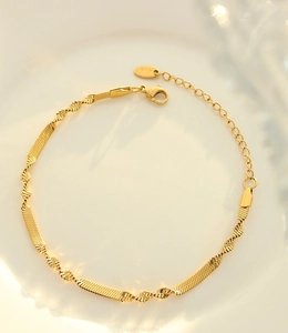 Close-up of gold-plated blade chain with K18 engraving and secure lobster clasp