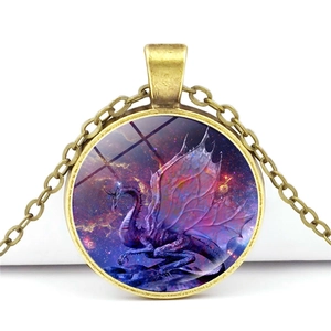 Vue détaillée du collier dragon avec cabochon en verre galaxie violette et bronze