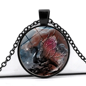 Détail du collier pendentif dragon avec cabochon en verre et cadre en alliage noir