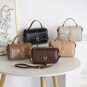 Sacs bandoulière en cinq couleurs avec textures en cuir PU et boucles en métal fer à cheval