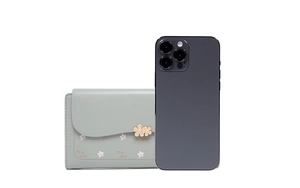 Confronto dettagliato delle dimensioni del portafoglio floreale blu con uno smartphone