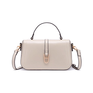 Détail du sac à bandoulière en cuir PU blanc cassé avec élégante serrure en métal doré