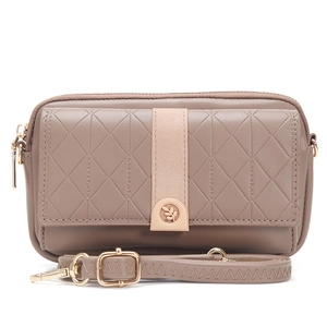 Detailaufnahme der dunkelbeigen Steppledertasche mit goldenem Blattlogo und Reißverschluss